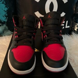 Jordan 1 Mid red/black size 3Y